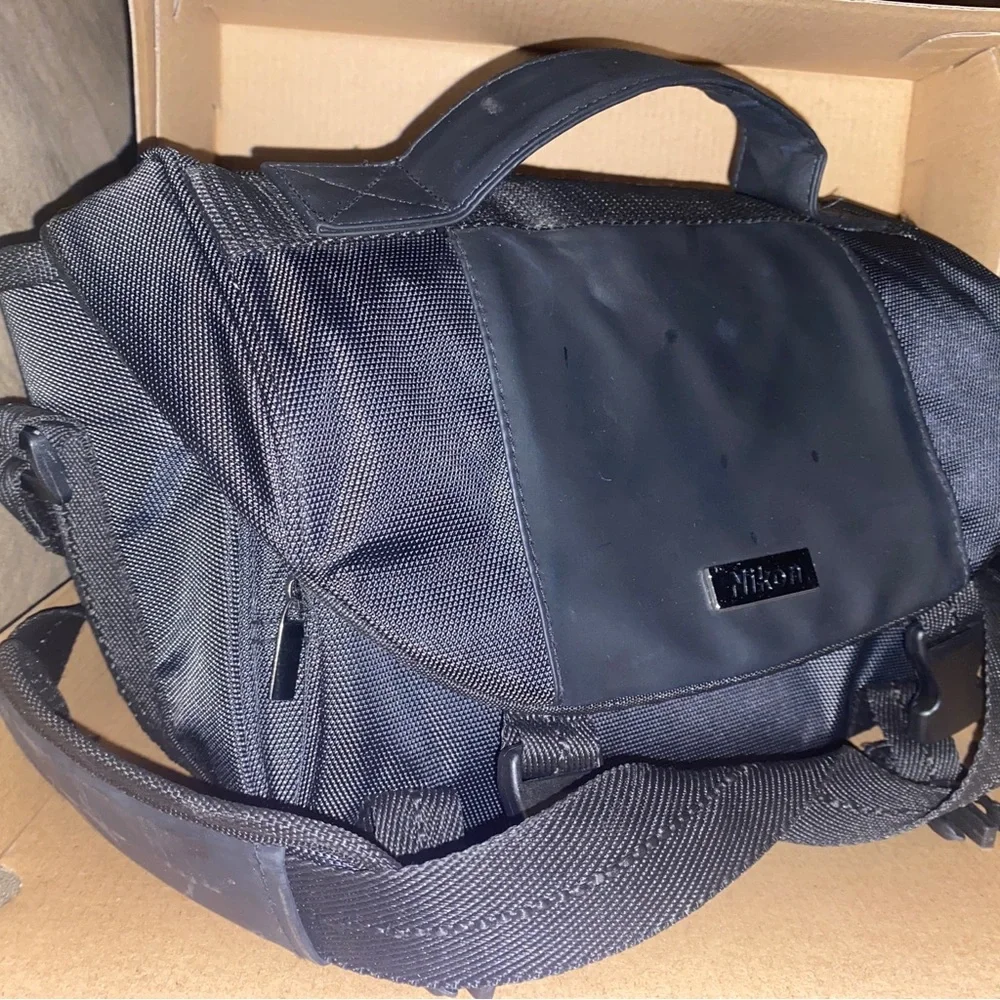 Nikon Deluxe Digital SLR DSLR Black Padded Shoulder Camera Case